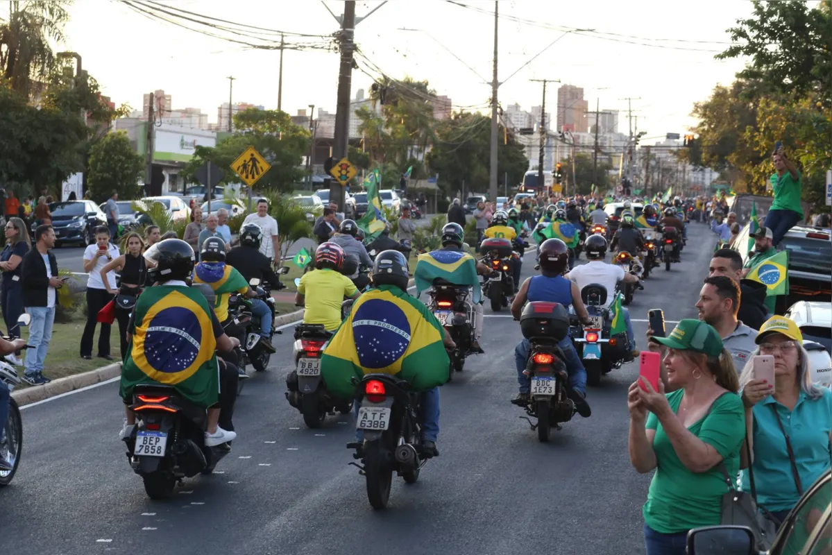 Imagem ilustrativa da imagem Bolsonaro é recepcionado por multidão em Londrina