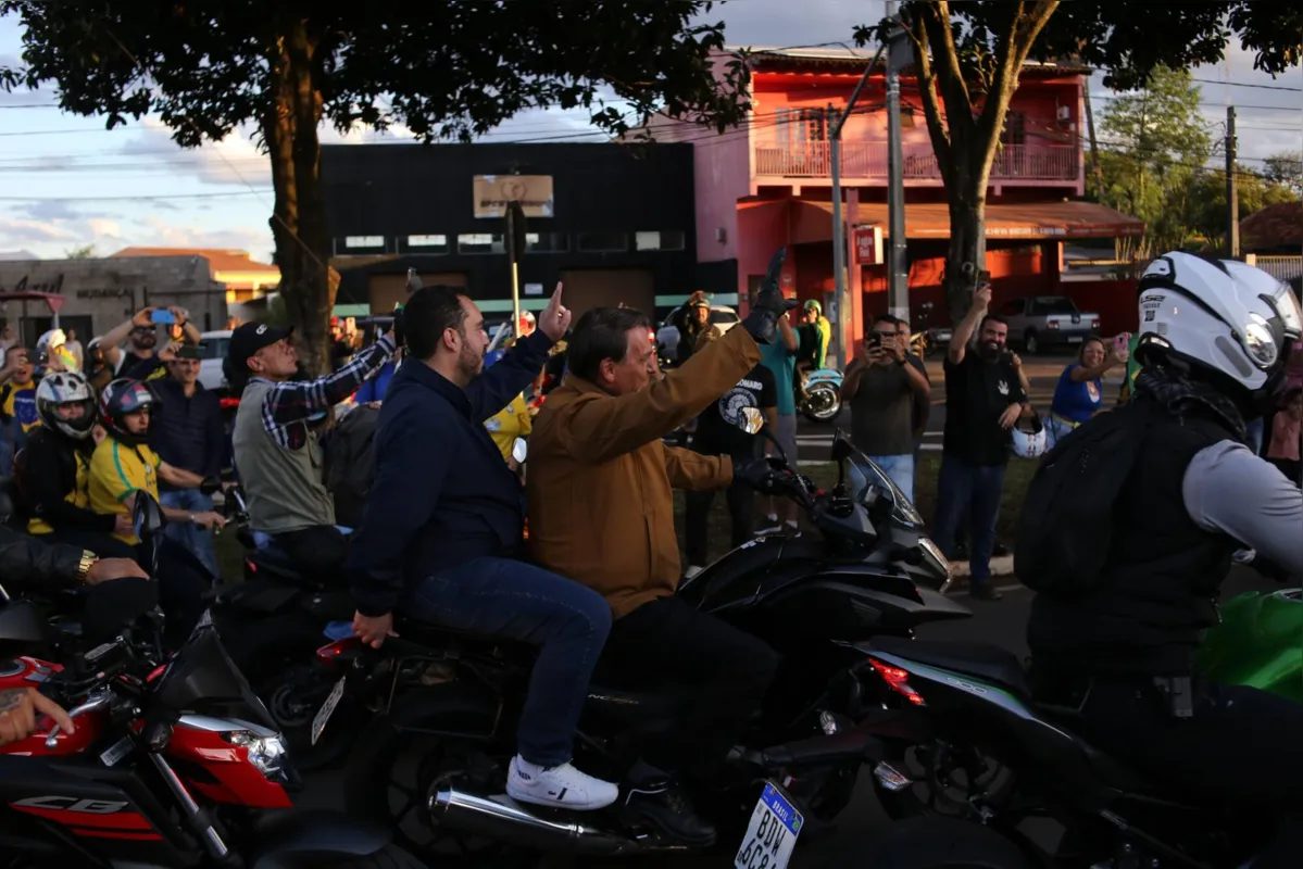 Imagem ilustrativa da imagem Bolsonaro é recepcionado por multidão em Londrina