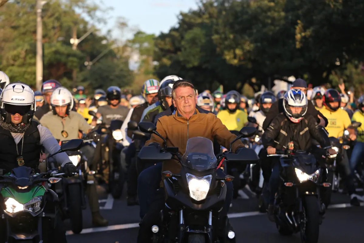 Imagem ilustrativa da imagem Bolsonaro é recepcionado por multidão em Londrina