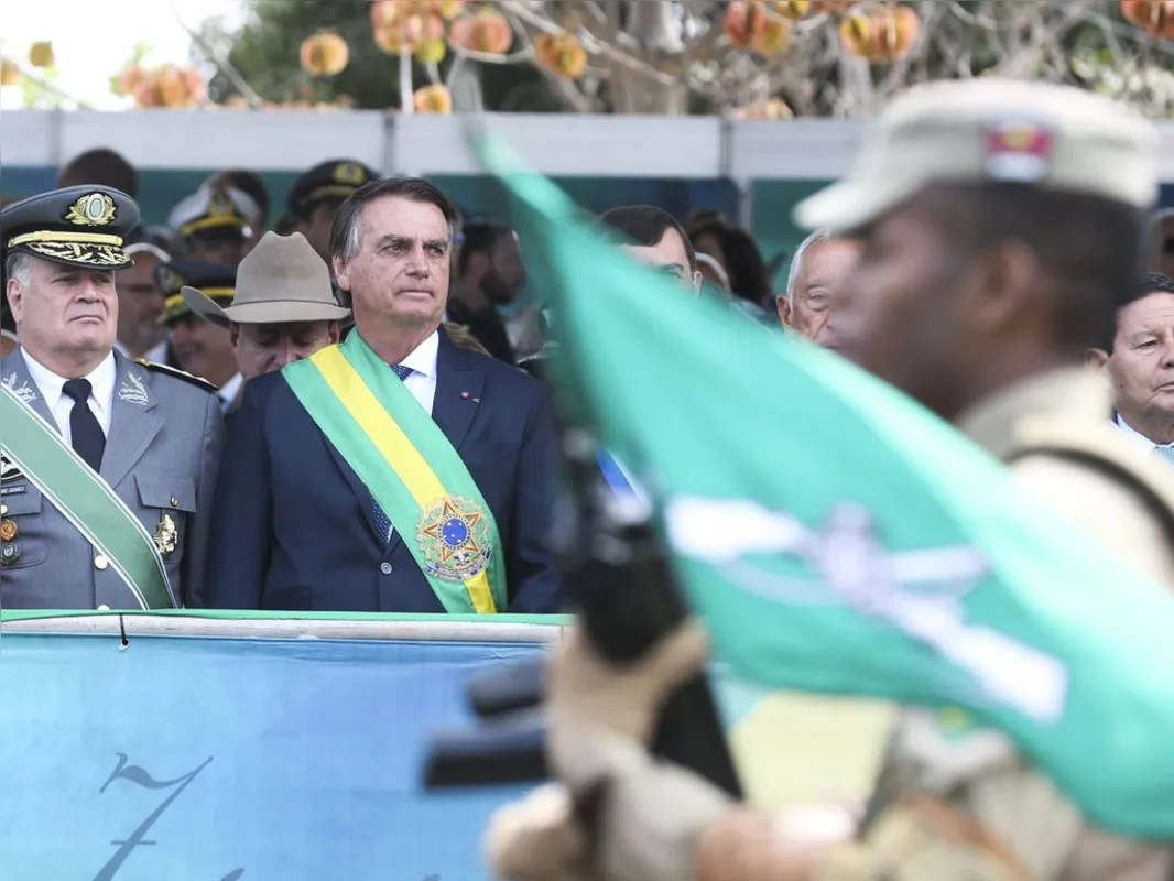 Imagem ilustrativa da imagem Bolsonaro nega abuso e diz que ato oficial foi separado de comício