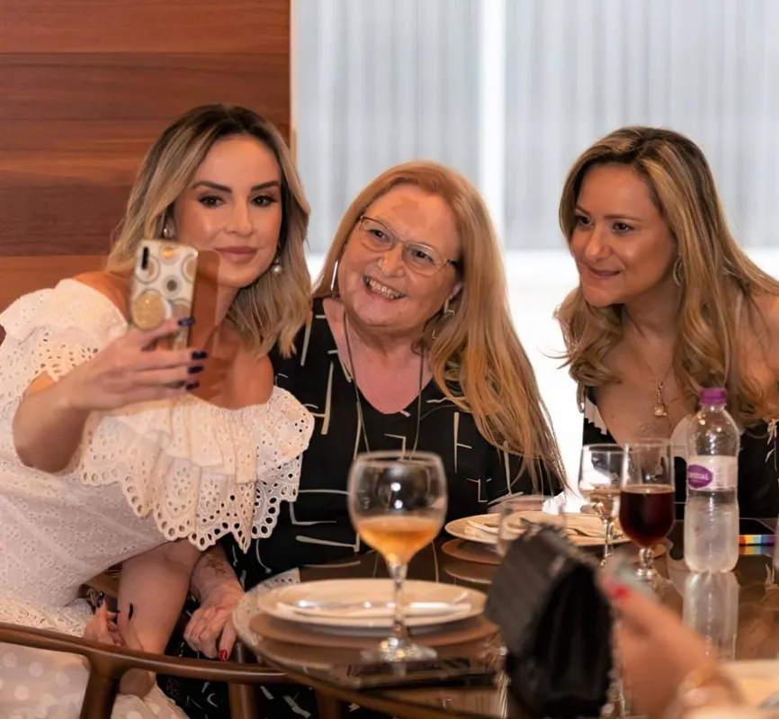 A aniversariante com as amigas Selma Roelis e Vanja Macarini