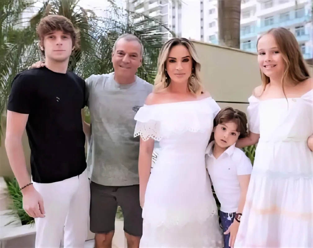 A aniversariante cercada pela família: Eliéde do Espírito Santo, Pablo Rojas, Mavi Rojas Schauff  e Enrico Rojas