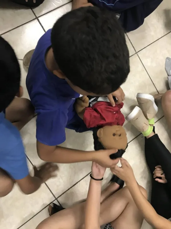 Crianças da Escola Municipal Noêmia Alaver Garcia Malanga se encantaram com os bonecos