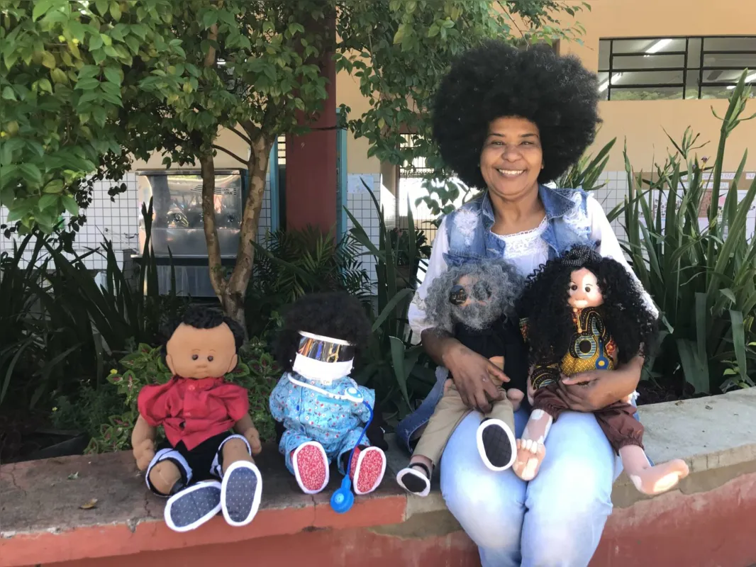 “Em cada boneco, busco enfatizar o cabelo, a cor de pele, as próteses de perna, por exemplo, para que as crianças se identifiquem, para que se enxerguem através delas e se sintam bonitas", explica Luciane dos Santos