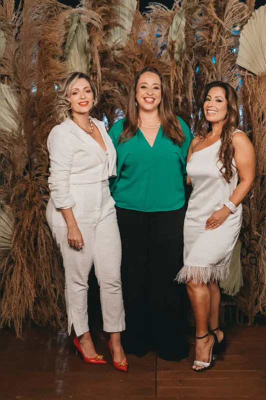 Micheli com a mestre de cerimônias da noite, a apresentadora da RICTV, Sara Presoto, e a celebrante Priscila Garcia