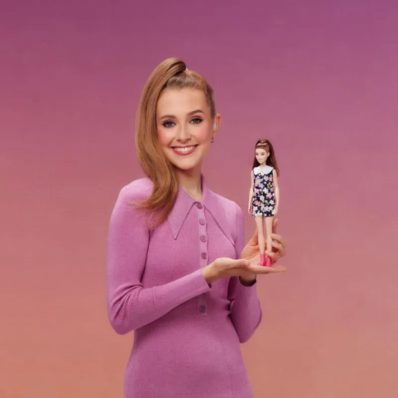 A primeira boneca Barbie com deficiência auditiva foi inspirada na atriz britânica Rose Ayling-Elis