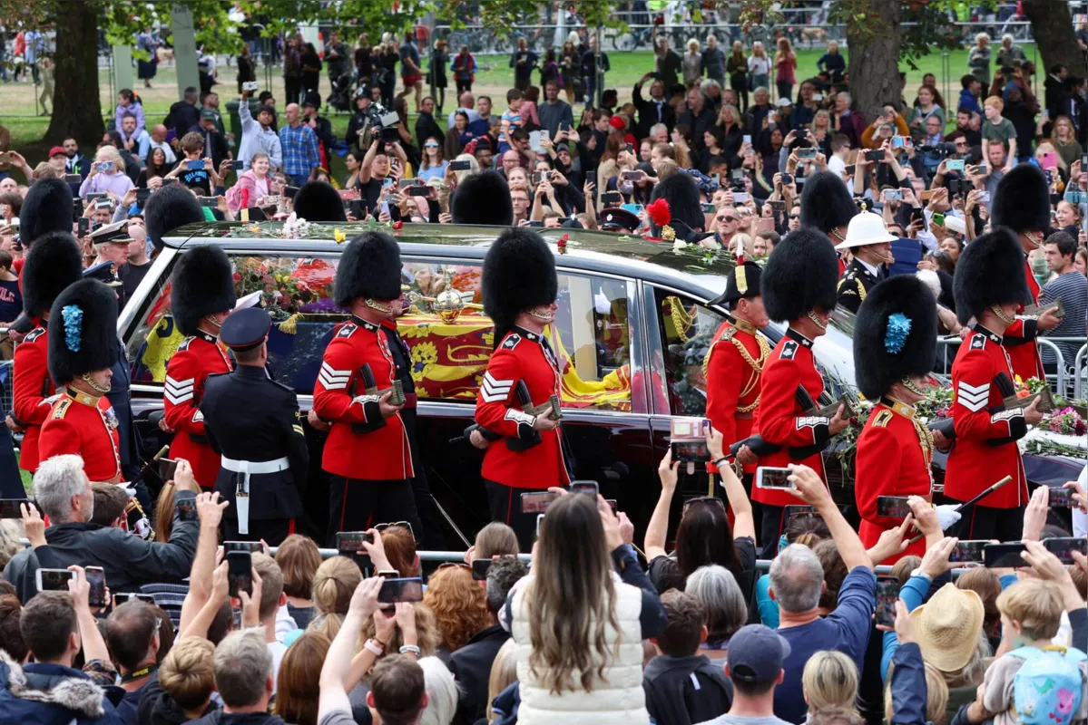 Este foi o primeiro funeral de Estado a ser televisionado no país, numa síntese inesperada das intensas transformações pela qual o mundo passou durante o reinado de Elizabeth