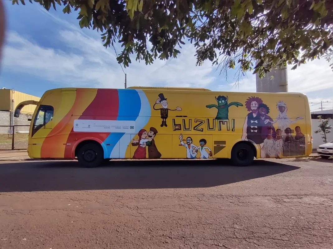 A Cia de Teatro BuZum! que está viajando de ônibus pelo Paraná, fica em Londrina até sexta-feira (2)