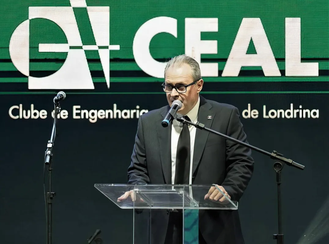 O presidente do CEAL, eng. Decarlos Manfrin, saudando os homenageados