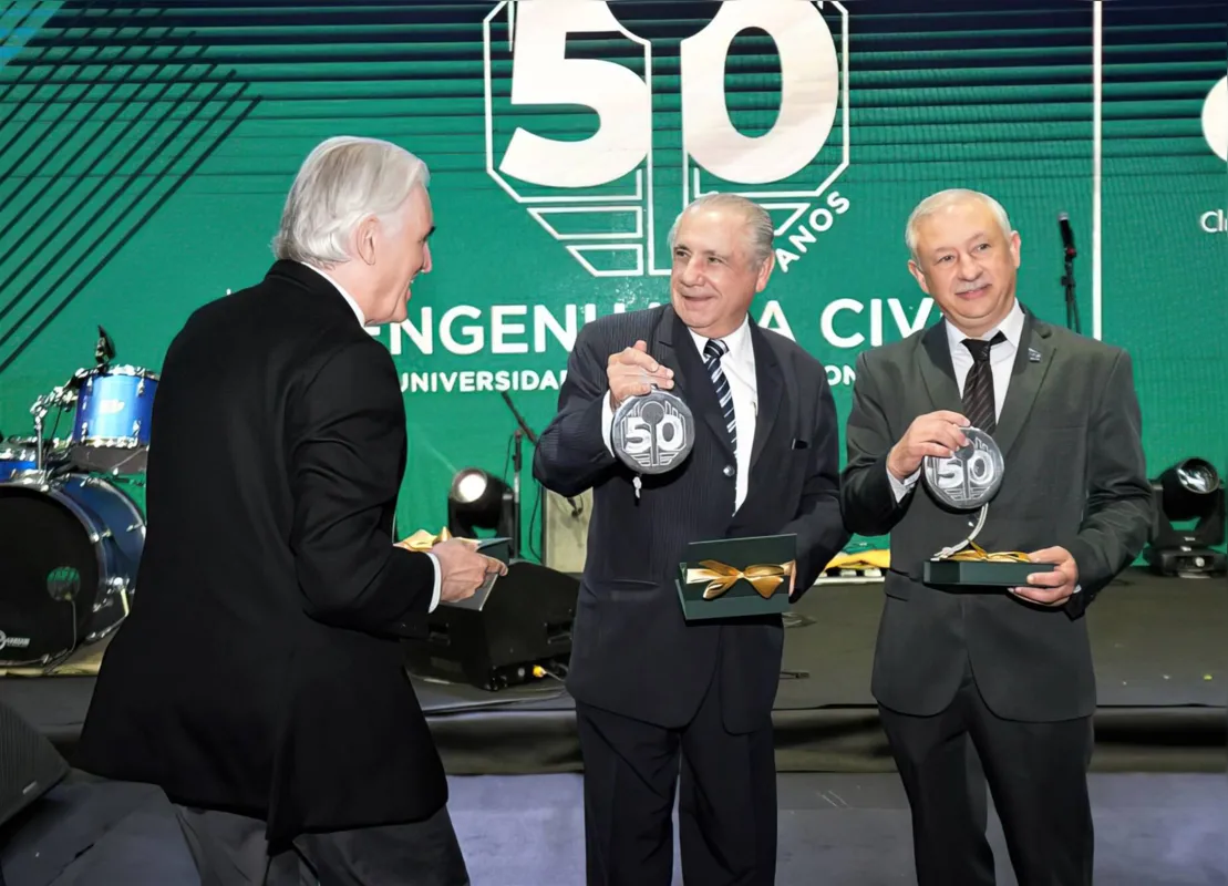 O engenheiro José Pedro da Rocha Neto, um dos homenageados, ao lado do Presidente do CREA/Pr, eng. Ricardo Rocha de Oliveira.