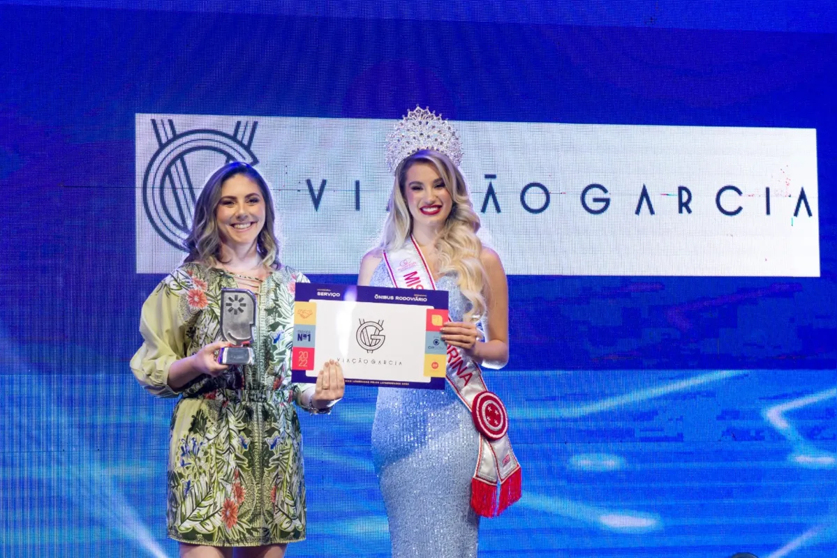 A gerente de Comunicação e Marketing da Viação Garcia, Juliana Quasne, com a Miss Londrina Heloisa Bornal