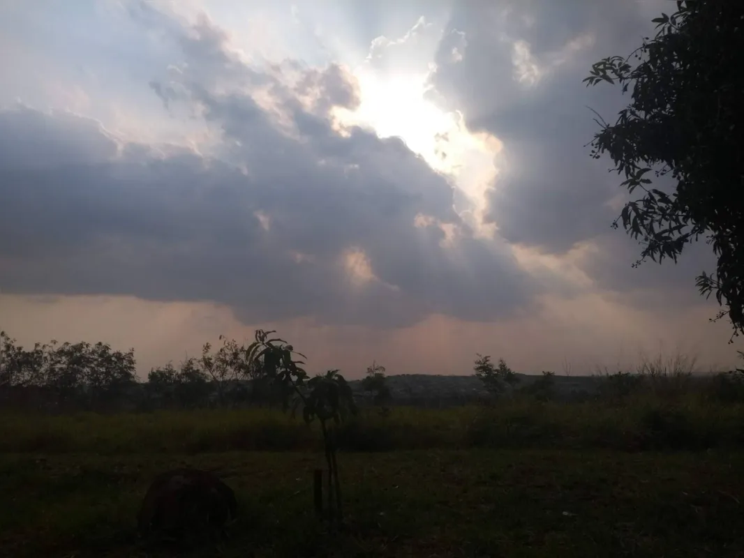 Imagem ilustrativa da imagem CIDADE FALA - Sol tímido entre nuvens