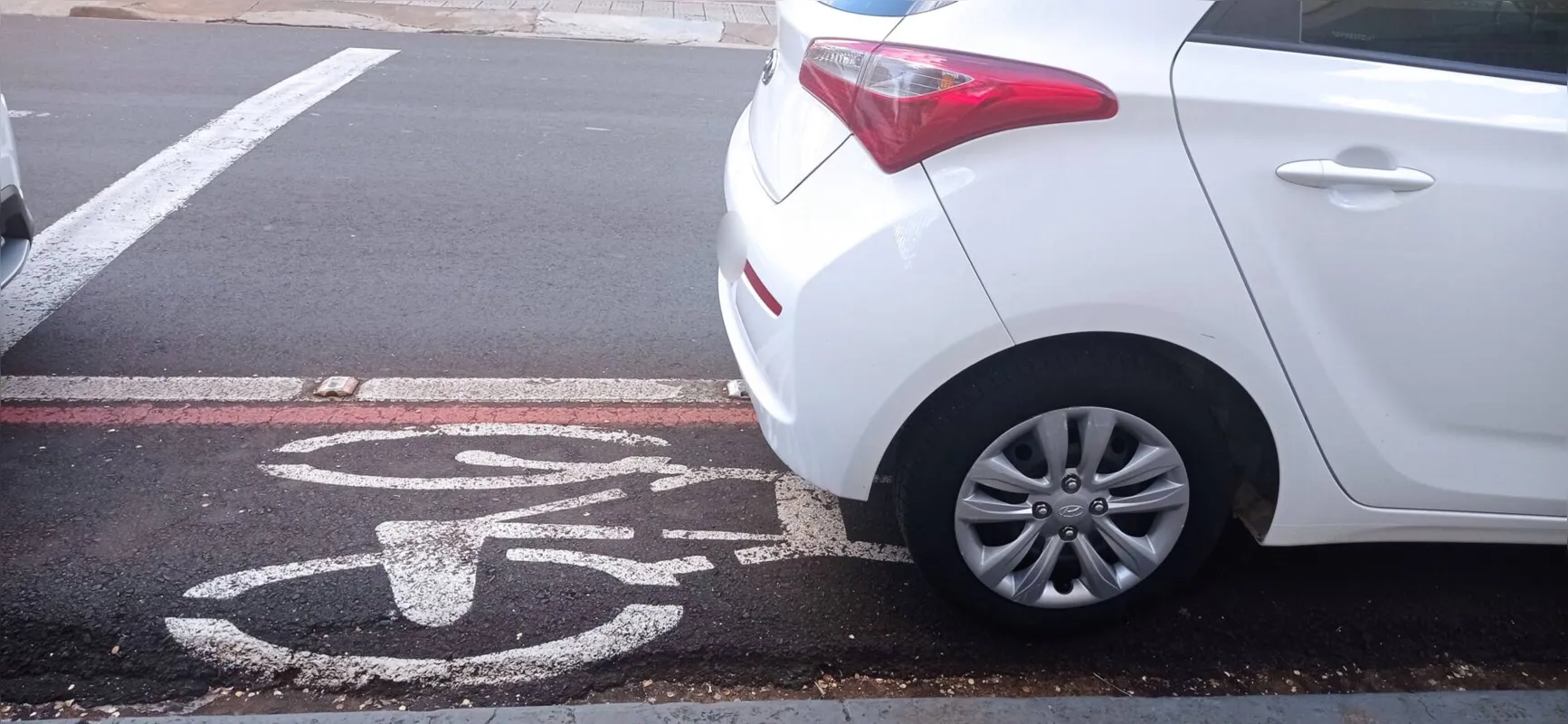 Permanência de veículos nas faixas para ciclistas estava liberada à noite, de segunda a sexta, e aos fins de semana