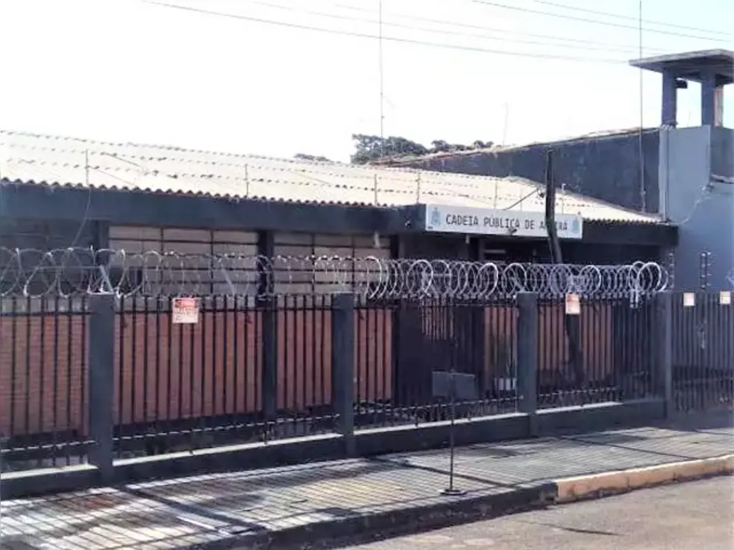 A capacidade da unidade é abrigar até 36 detentos, no entanto, no momento da fuga o local estava com 94 presos.