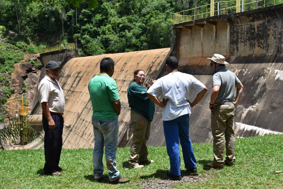 Caingangues visitam Usina Apucaraninha e preparam material bilíngue sobre segurança -