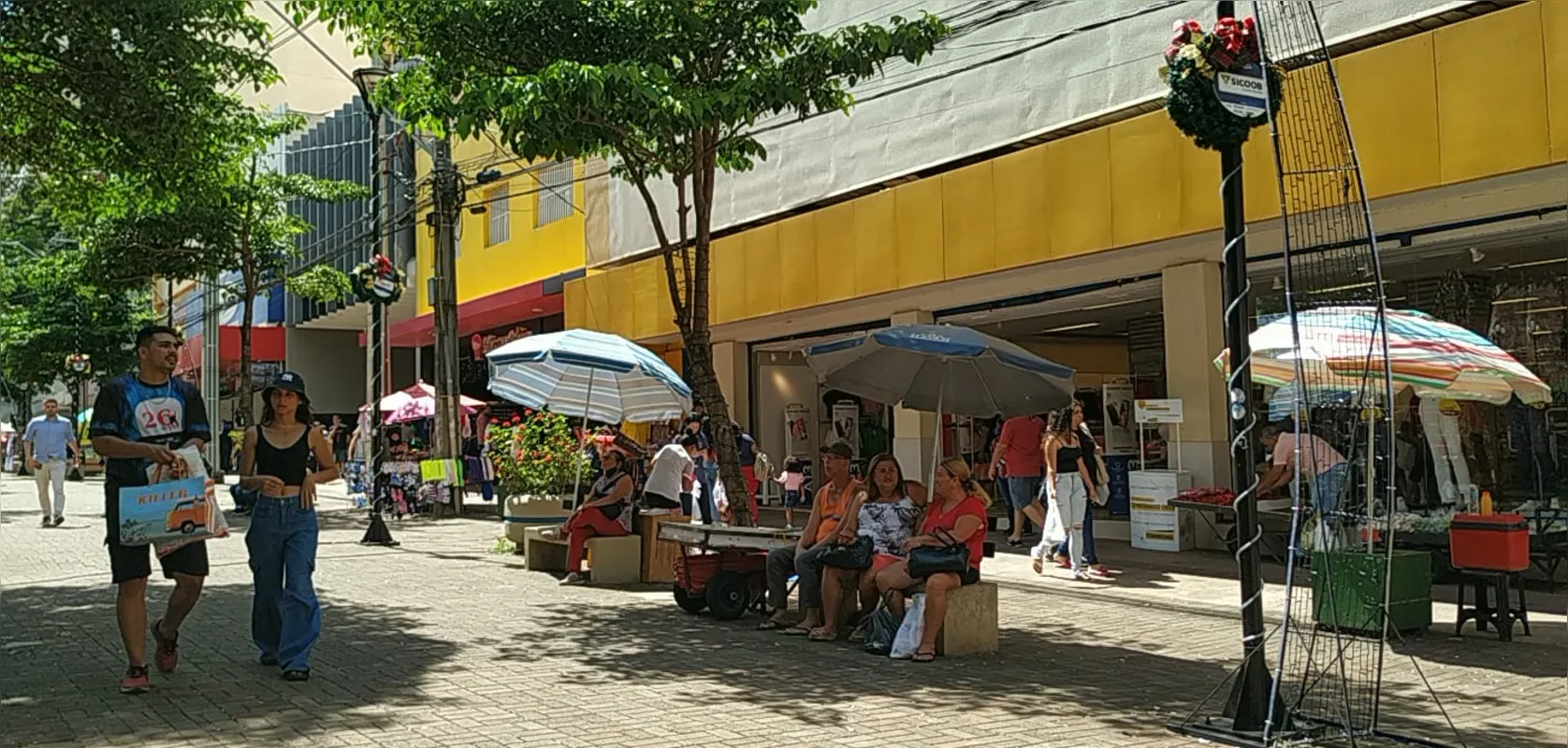 Imagem ilustrativa da imagem Calçadão de Londrina tem movimento tranquilo nesta tarde de sábado (17)