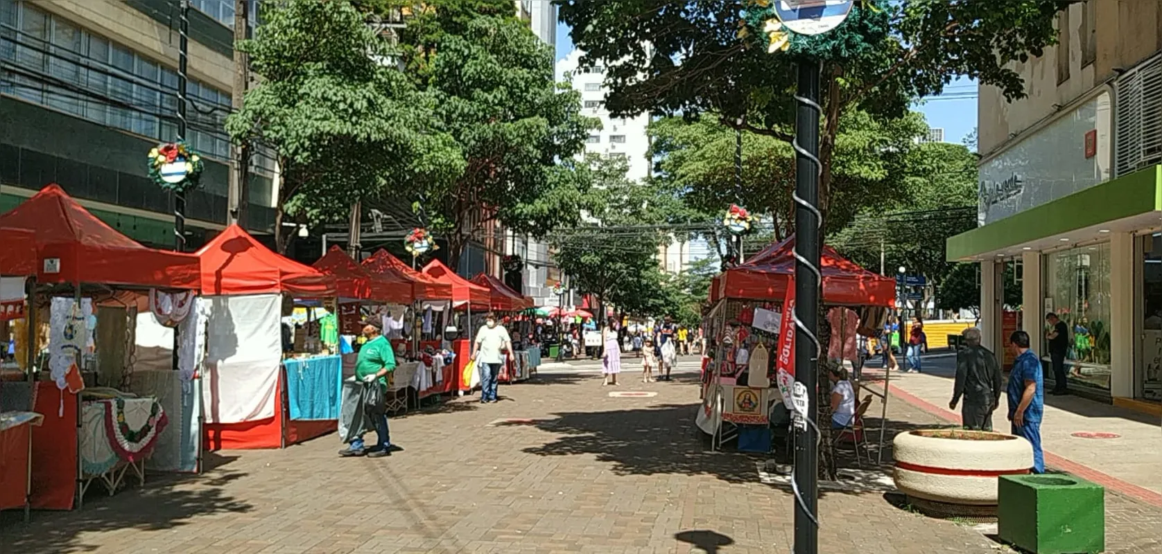 Imagem ilustrativa da imagem Calçadão de Londrina tem movimento tranquilo nesta tarde de sábado (17)