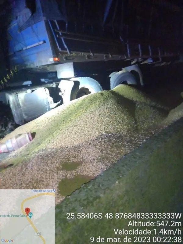Imagem ilustrativa da imagem Caminhão carregado com soja atinge guindaste do Dnit na BR 277, no Litoral