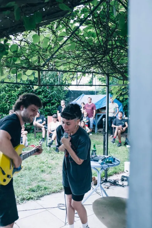 A dupla argentina de Alarcón e Ferrari trabalha com música experimental e improvisada utilizando sonoridades primárias dos instrumentos