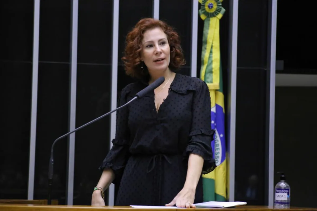Imagem ilustrativa da imagem Carla Zambelli saca e aponta arma para pessoas em São Paulo