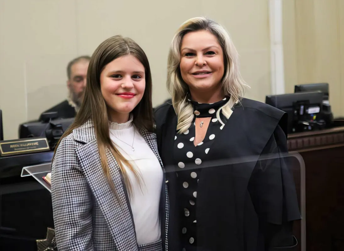 A juíza com a filha Maria Clara, que entregou a toga para a mãe, durante a solenidade.