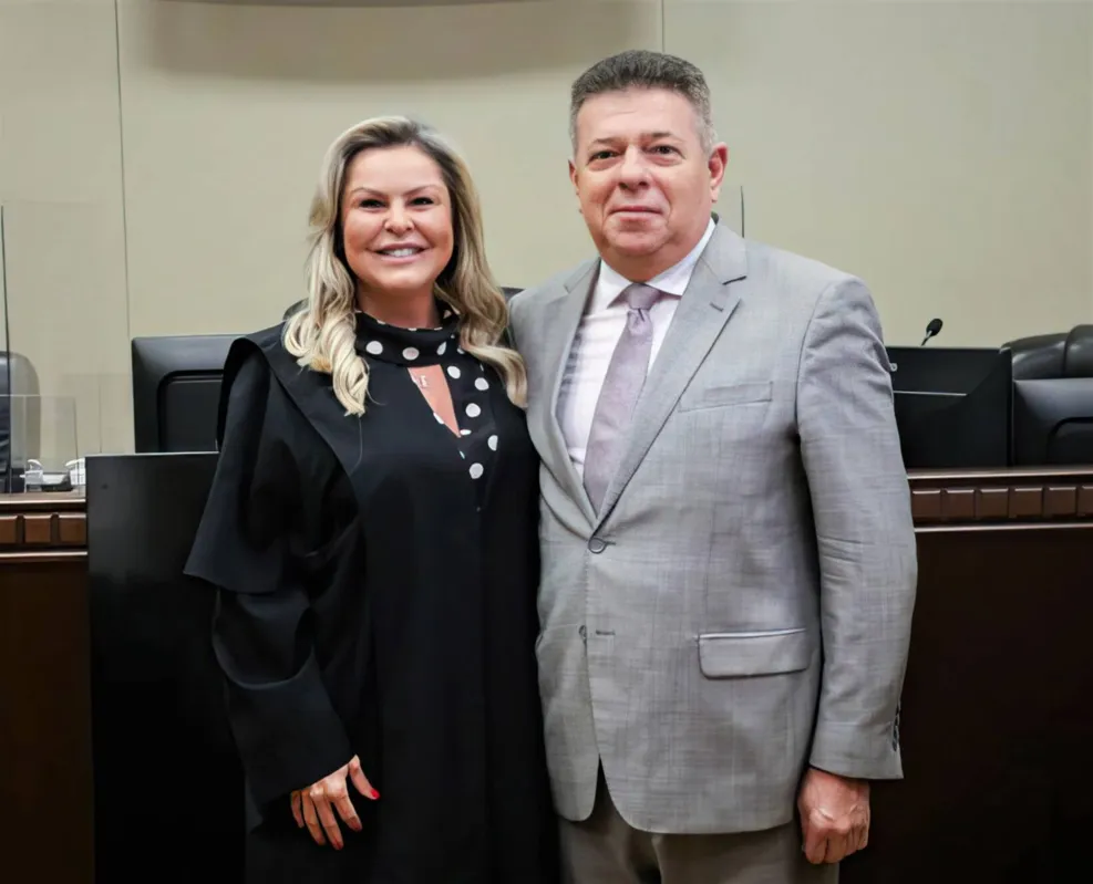 Durante a posse, a juíza agora em Umuarama, com o competente advogado Noé Ap. da Costa