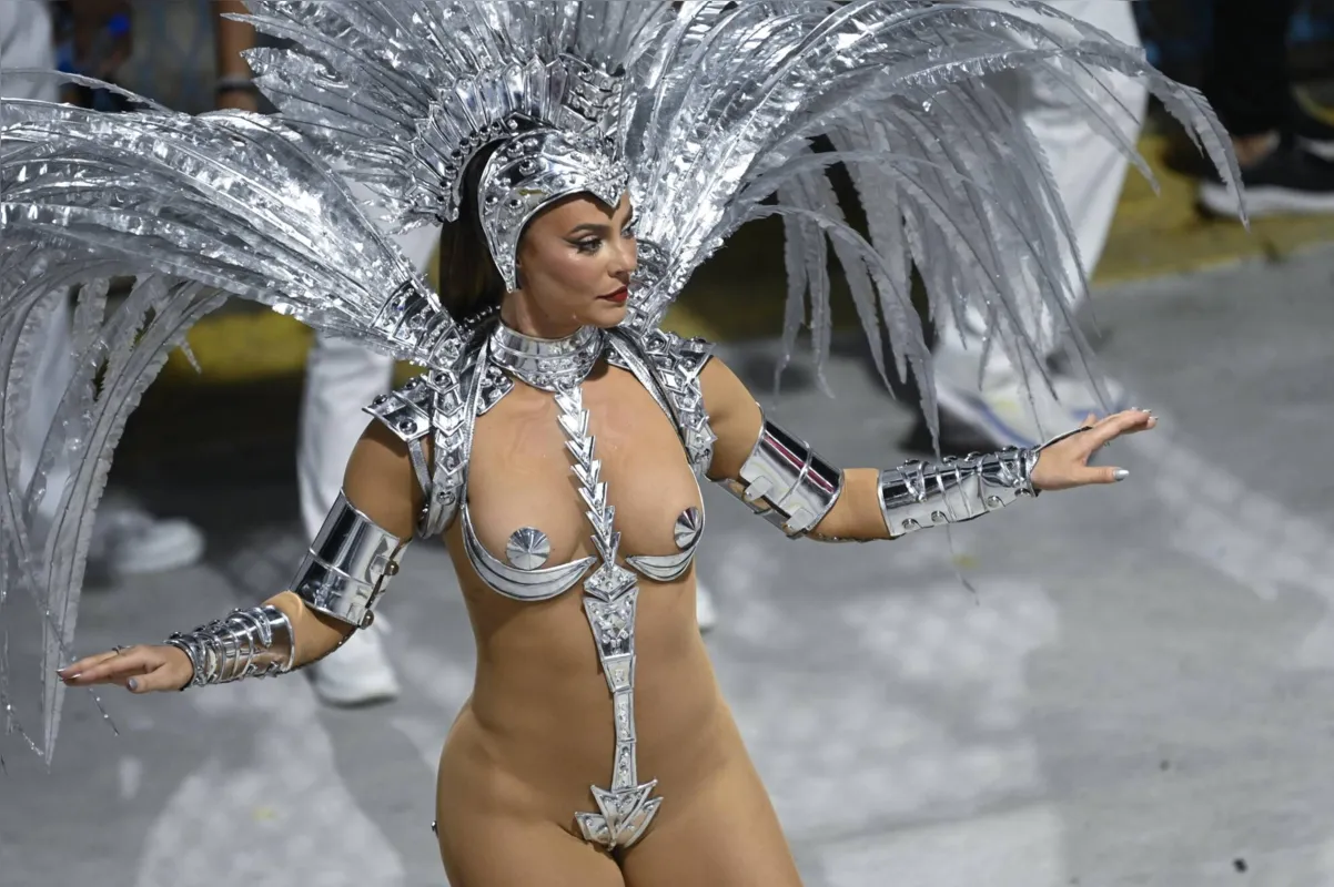 A atriz Paola Oliveira, Rainha da Bateria da Grande Rio