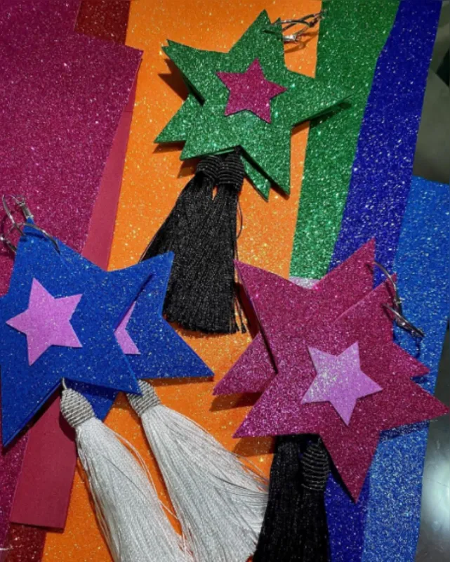 Gláucia Pinheiro confecciona brincos a partir de materiais de papelaria, como o papel EVA: sucesso