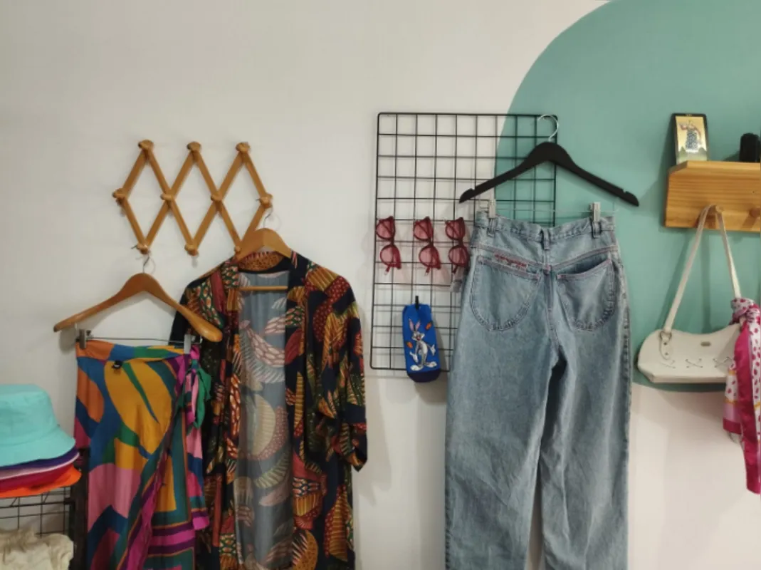 Alguns brechós, por exemplo, montam acervos exclusivos para o Carnaval, com peças garimpadas em outras cidades e adereços inspirados nas tendências de moda