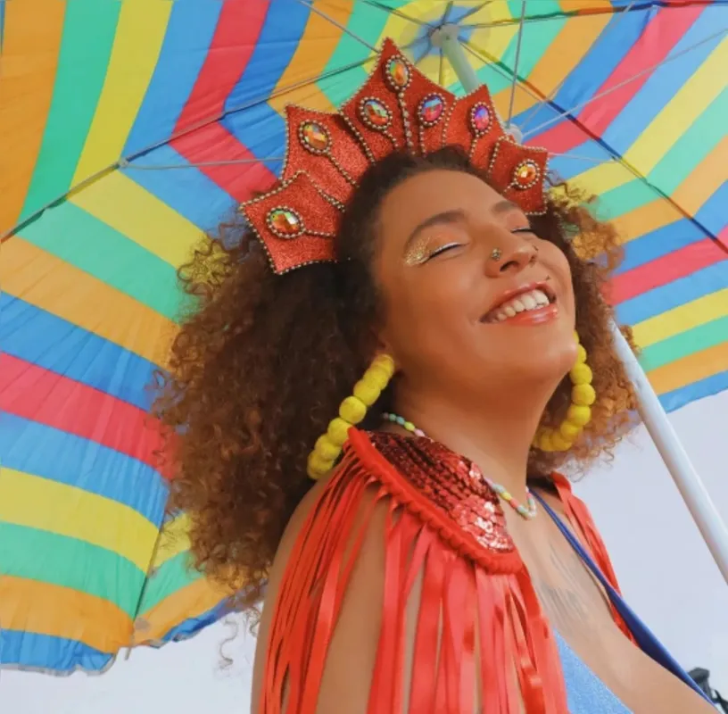 Roupa para pular Carnaval: segredo é ter peças coringas e apostar em acessórios, maquiagens e sobreposições