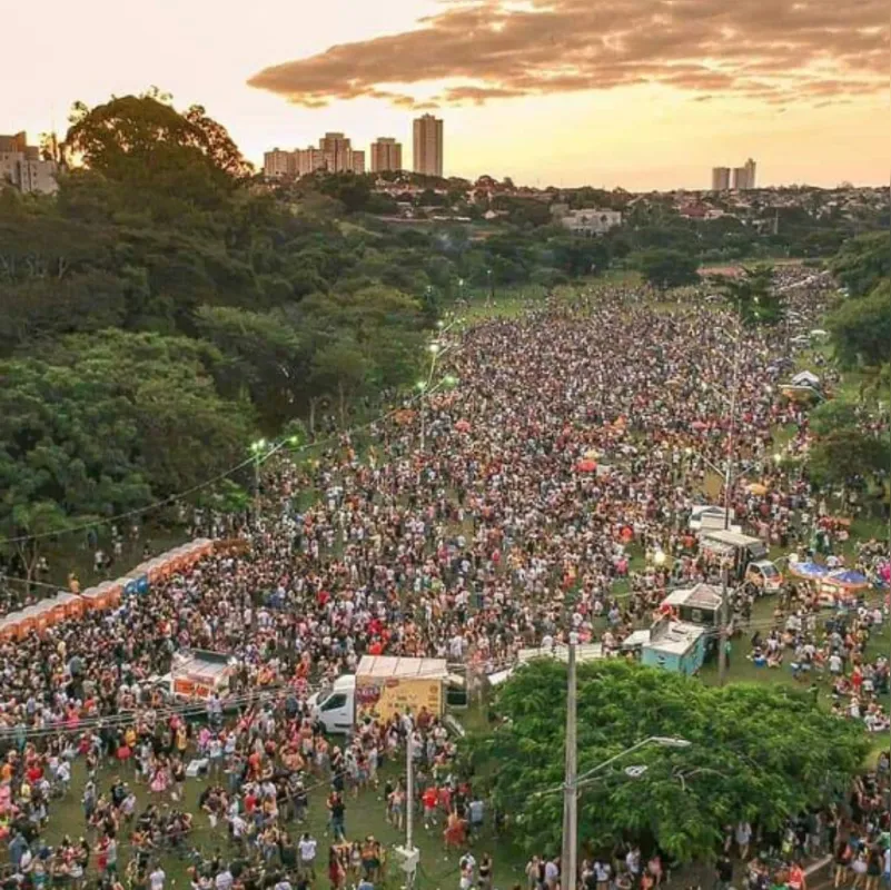 Apresentação do Bloco Bafo Quente no Aterro do Lago Igapó