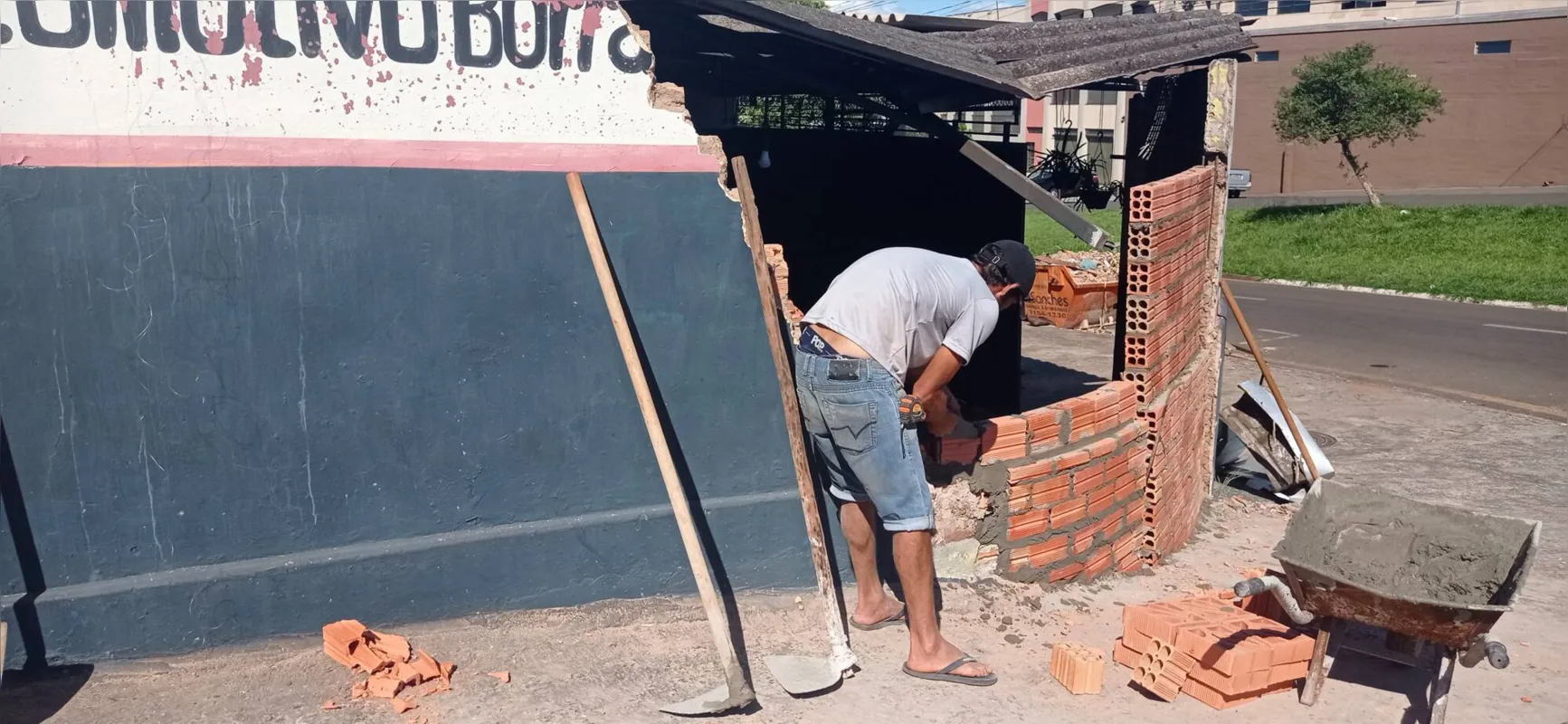 O muro foi reconstruído na tarde desta quinta-feira.
