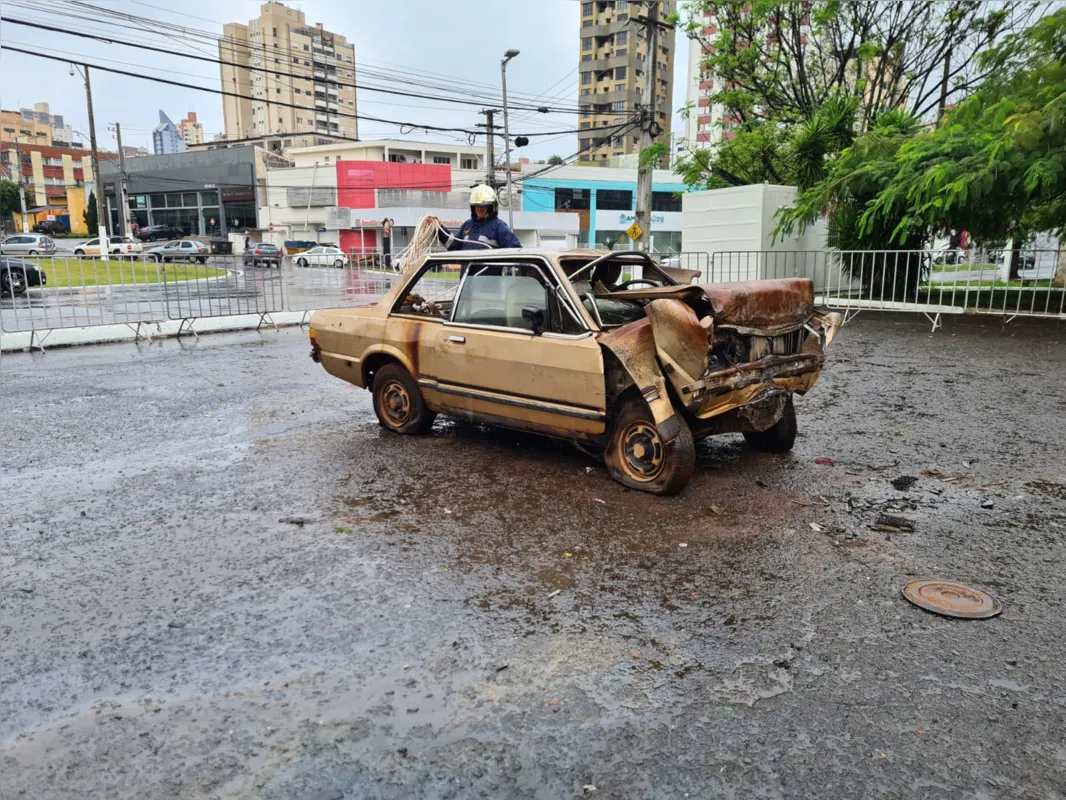 Imagem ilustrativa da imagem Carro ‘despenca’ de altura de 25 metros no Zerão