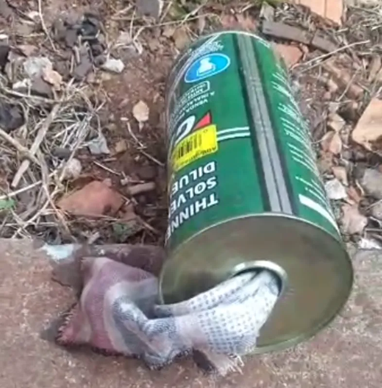 A  lata de tíner estava com um tecido que servia como pavio, em que foi ateado fogo