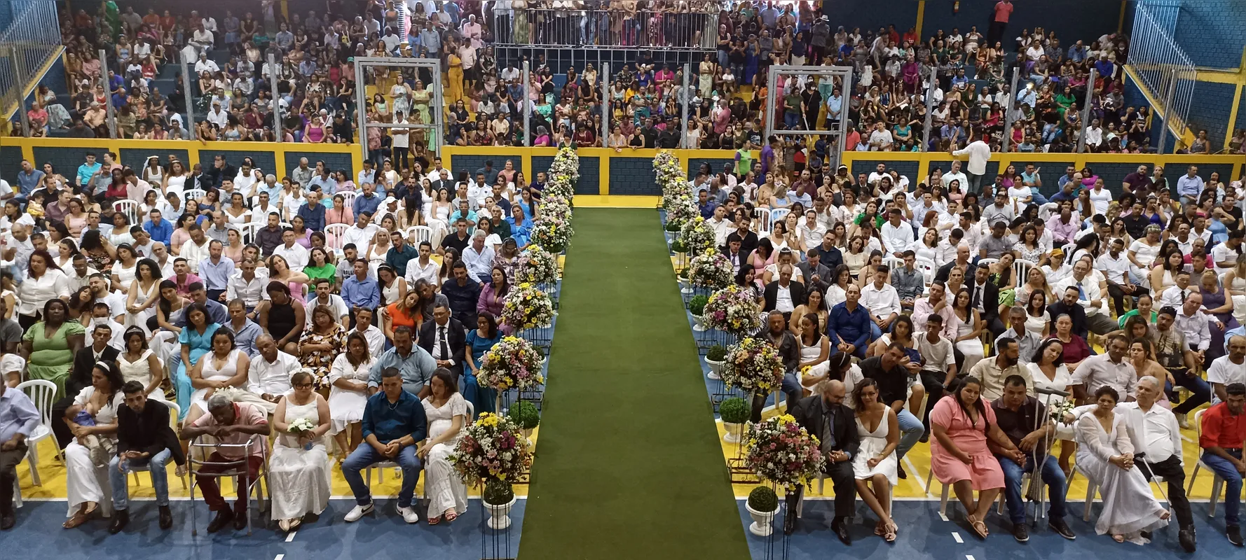 O Centro Esportivo Maria Cecília, na região norte de Londrina, foi o local escolhido para a celebração de 282 casamentos neste sábado (19).
