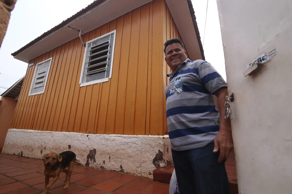 Antônio Roberto Martins: "Morar em casa de madeira é muito gostoso; às vezes dá uma goteirinha, mas a gente arruma logo"