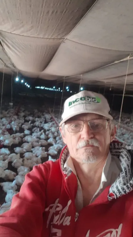 O avicultor Selson Inacio Wagner: “Essa atividade me mantém no campo com uma vida digna e prazerosa”
