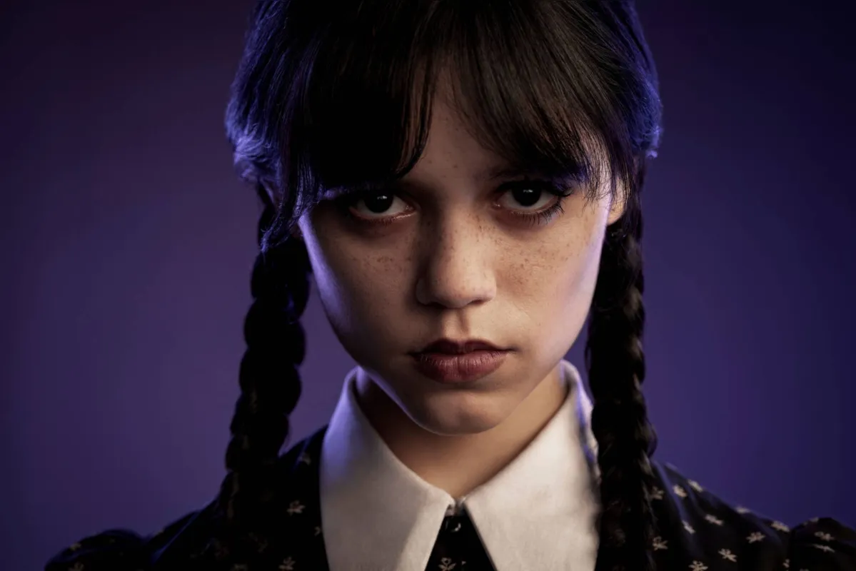 A trama é centrada na primogênita Wandinha - em inglês Wednesday - interpretada por Jenna Ortega