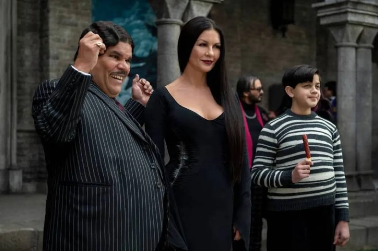 Dirigida por Tim Burton, a série “Wandinha” traz Luis Guzmán, que interpreta Gomez, marido de Mortícia, e Catherine Zeta-Jones no papel da mãe da Família Addams