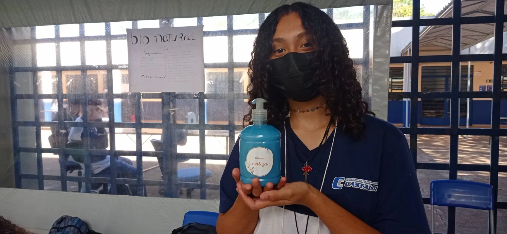Manuella Pereira Lima desenvolveu com suas colegas um sabonete líquido reciclando óleo de cozinha usado.