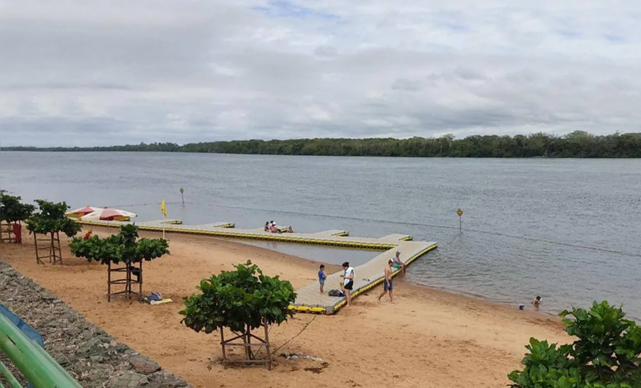 Em Porto Rico, a faixa de areia para os banhistas ficou reduzida após a cheia do Rio Paraná