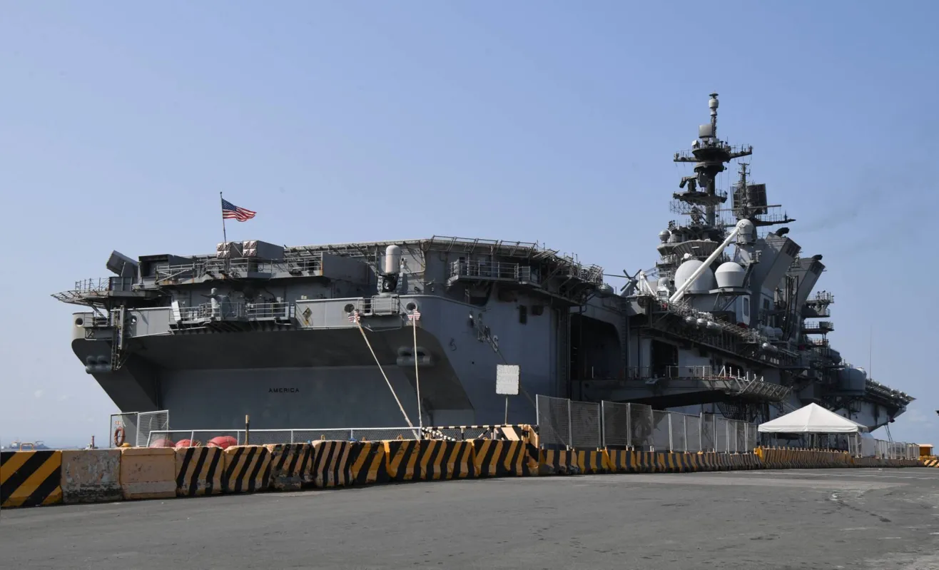 Segundo o Comando do Teatro Meridional das Forças Armadas chinesas, o navio de guerra USS Milius invadiu suas águas em torno das ilhas e foi afastado