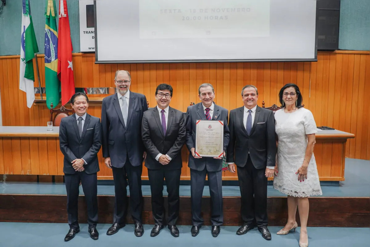 Vereador Eduardo Tominaga, Alex Canziani (presidente da Codel, representando o prefeito Marcelo Belinati), o presidente da Câmara, Jairo Tamura, Luiz Carlos Moro Pires, vereador Ailton Nantes (autor da homenagem) e vereadora Sonia Maria Nobre Gimenez