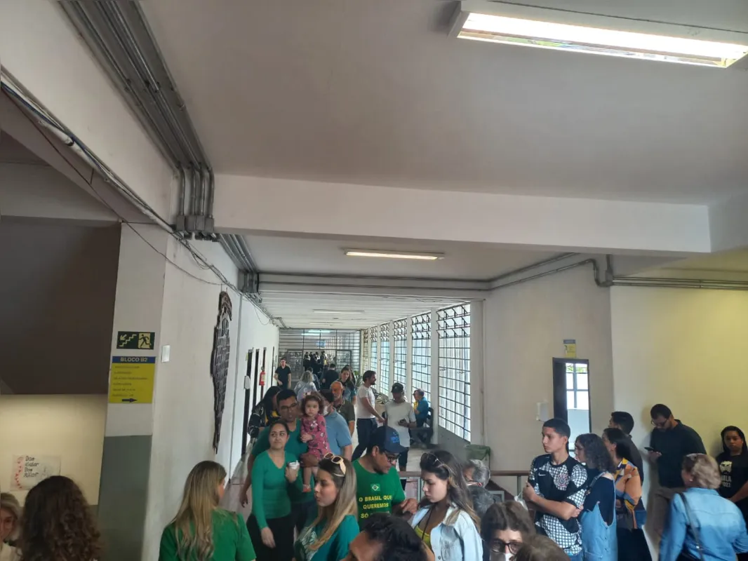 Imagem ilustrativa da imagem Com biometria de volta, eleitores ficam horas na fila para poder votar