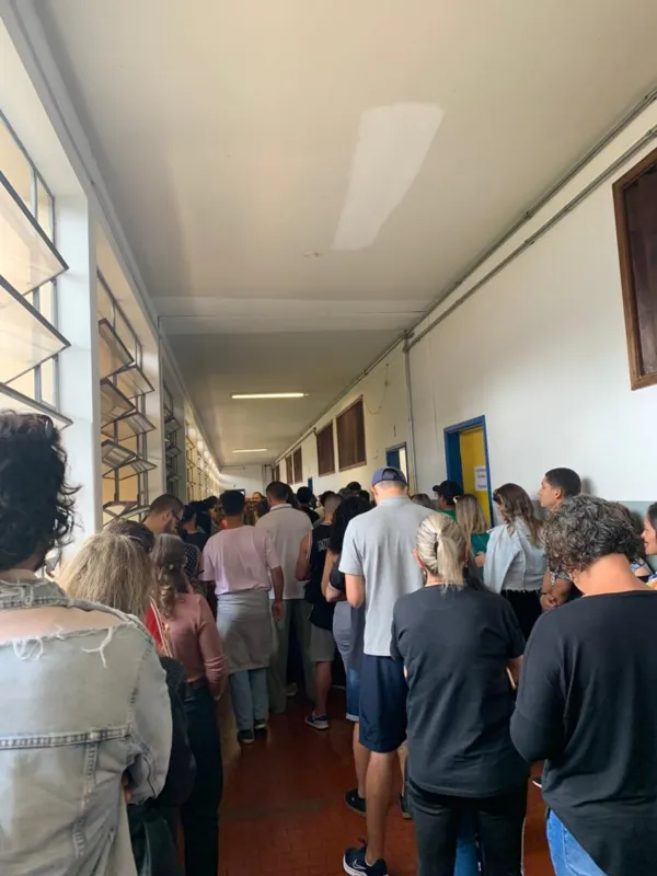 Filas longas no Colégio Mãe de Deus