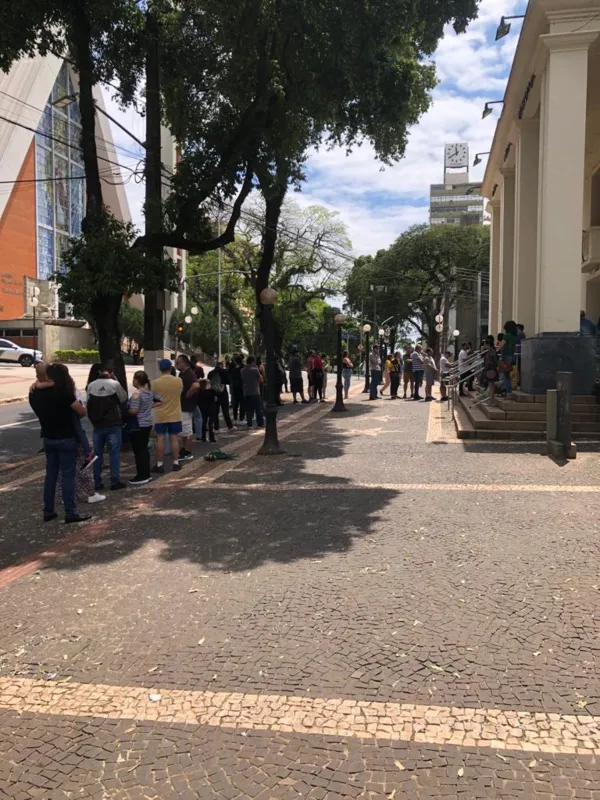 Eleitores fazem fila para votar na Biblioteca Pública