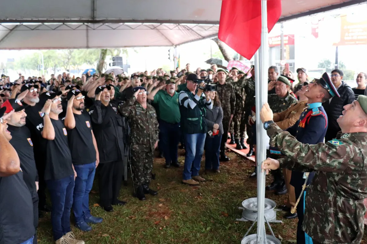 As bandeiras de Londrina, do Paraná e do Brasil foram hasteadas na avenida Leste/Oeste