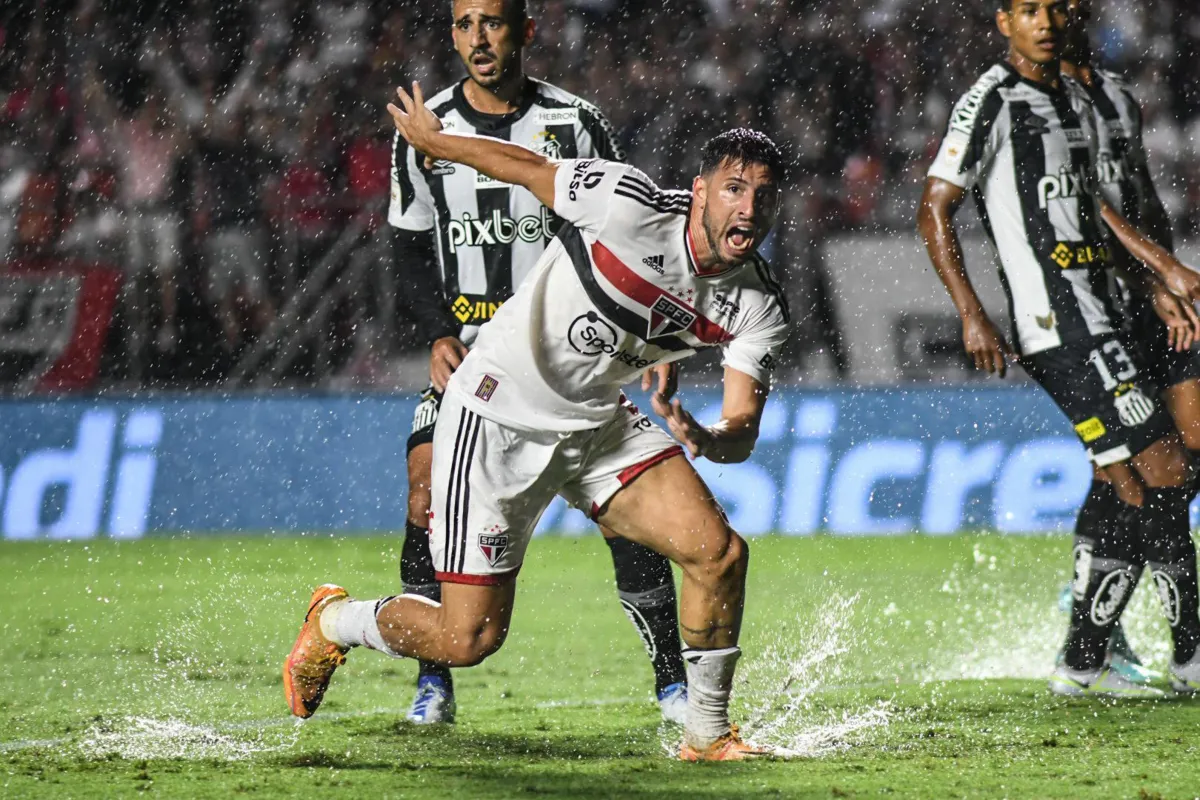 O atacante argentino Calleri comemora gol do São Paulo diante do Santos no encharcado gramado do Morumbi