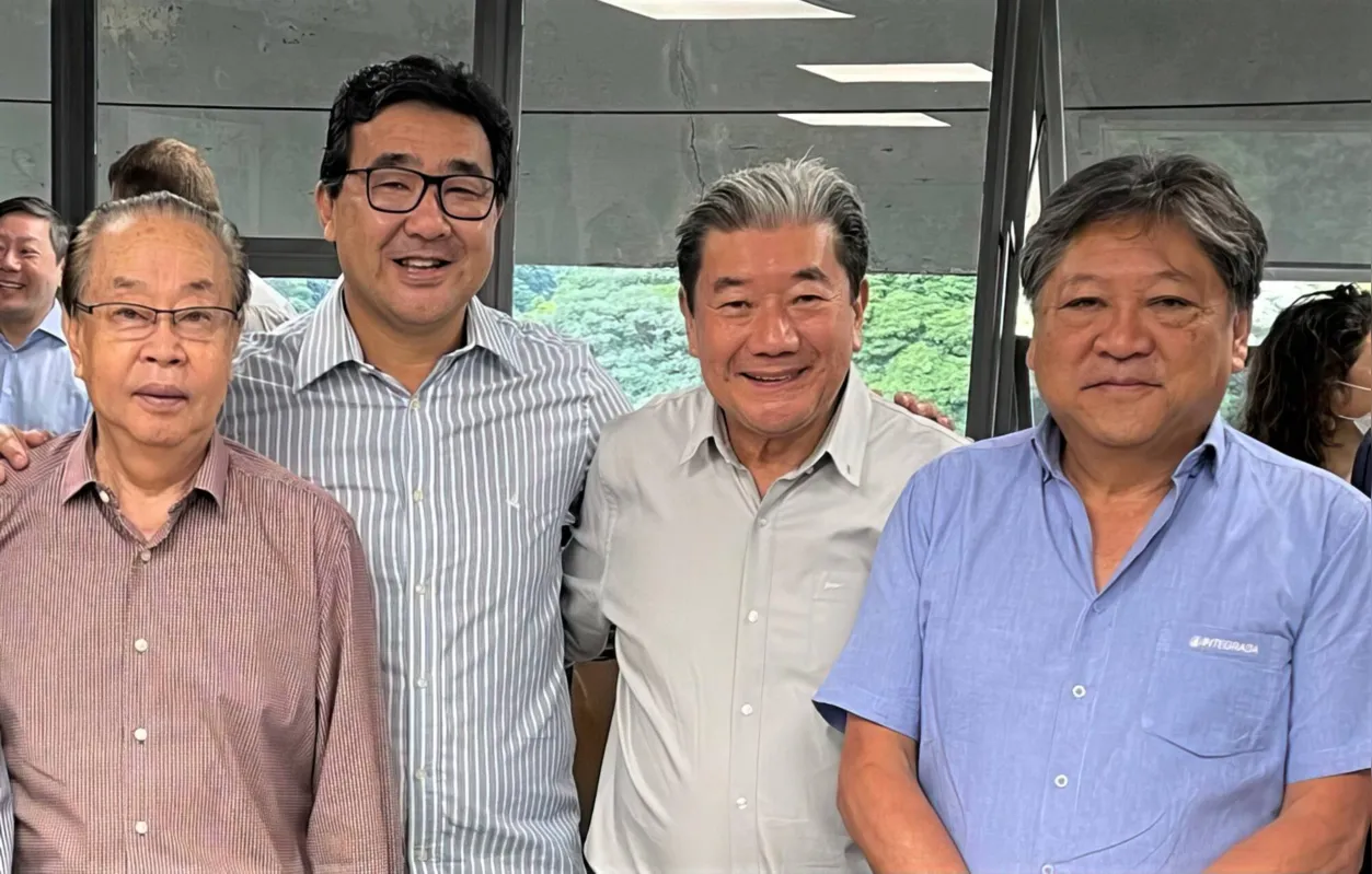 Ywao Miyamoto com o prefeito Jairo Tamura, Jorge Hashimoto, presidente da Cooperativa Integrada,  Sérgio Otaguiri, diretor conselheiro da Integrada