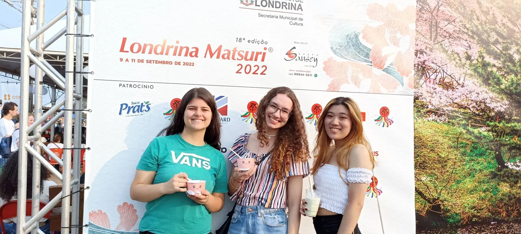 As estudantes Ana Clara Alpino, Júlia dos Santos Campanini  e Yasmin Oshiro reservaram o domingo à tarde para visitar o Parque de Exposições Ney Braga